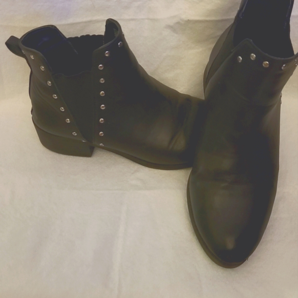 Women black Unkle boots  Size 7 and a 1/2 Same dot decoration  Calor silver Cal